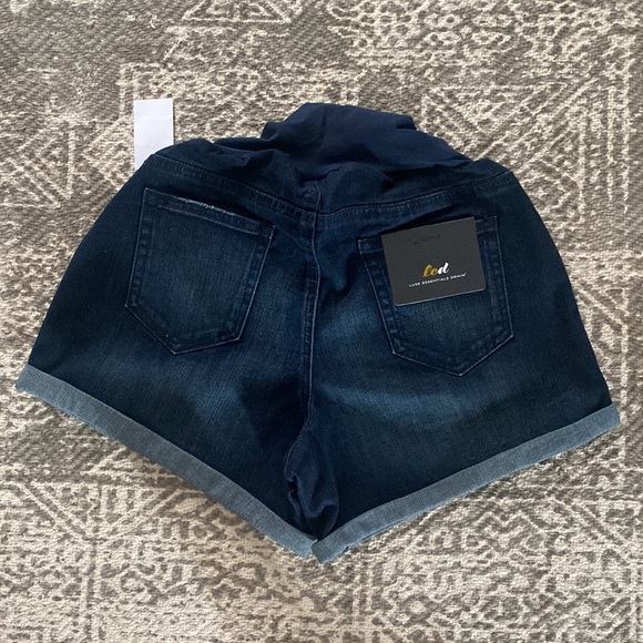 Luxe Essentials Maternity Denim Shorts - Picture 4 of 4